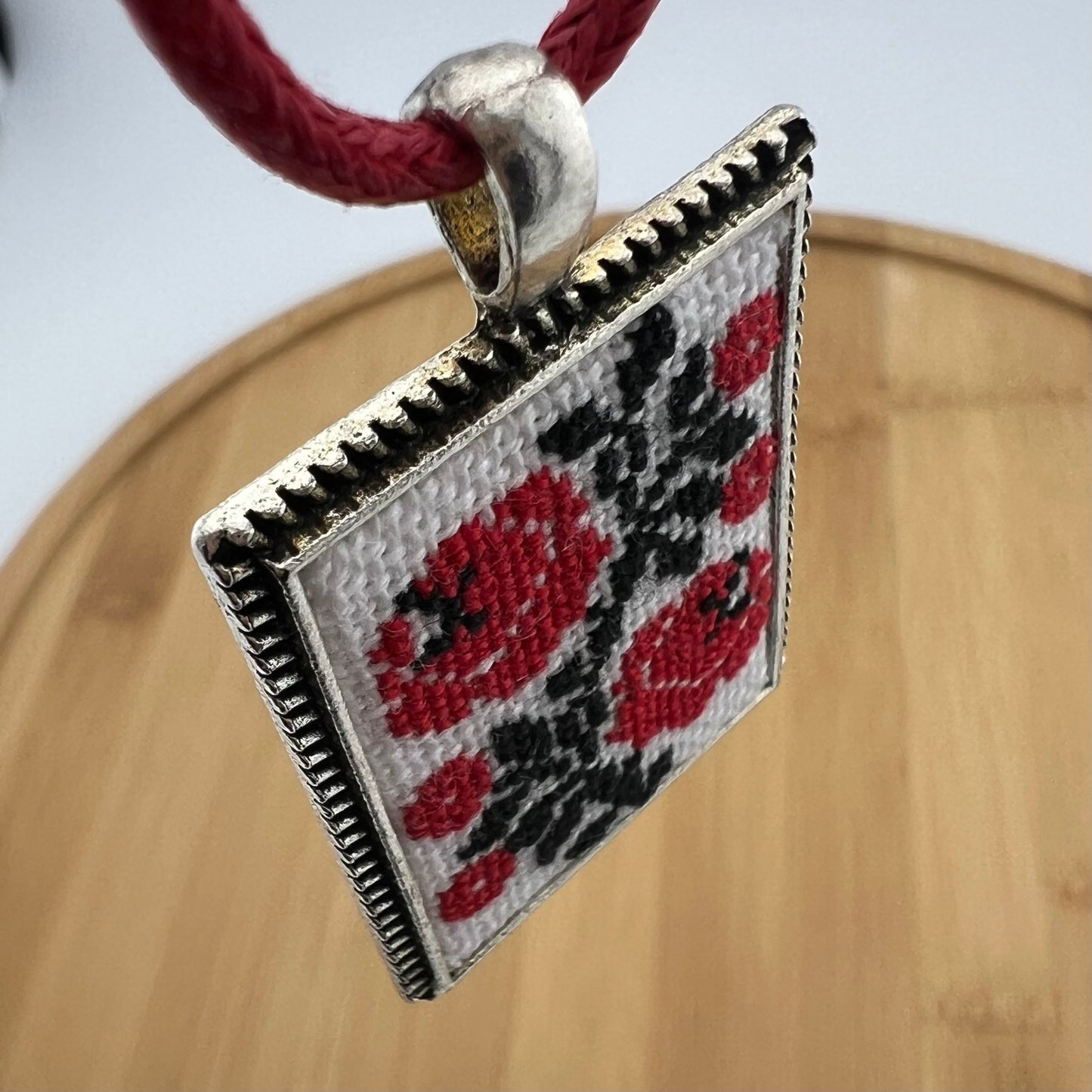 Вишитий кулон на шию