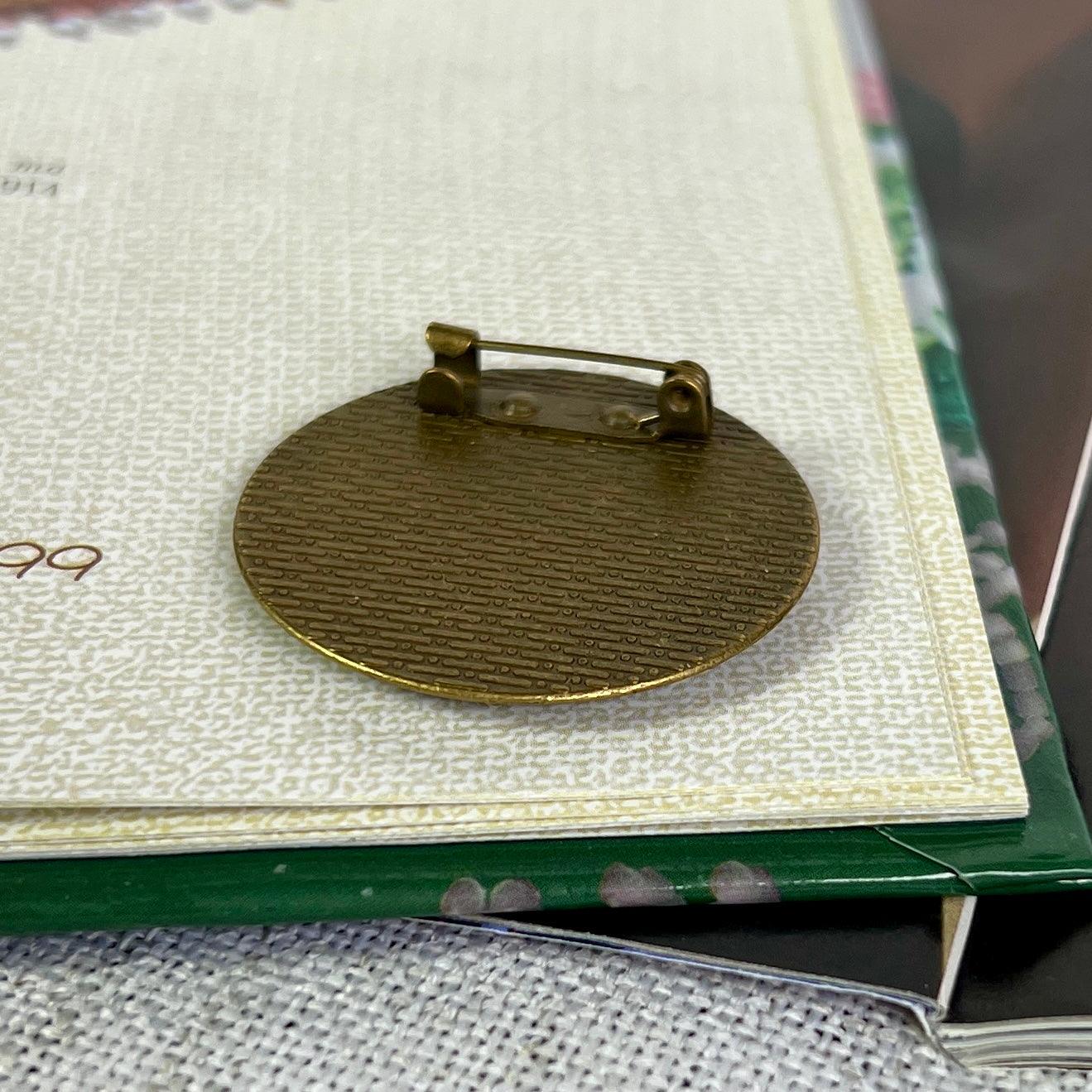 Micro-embroidery brooch