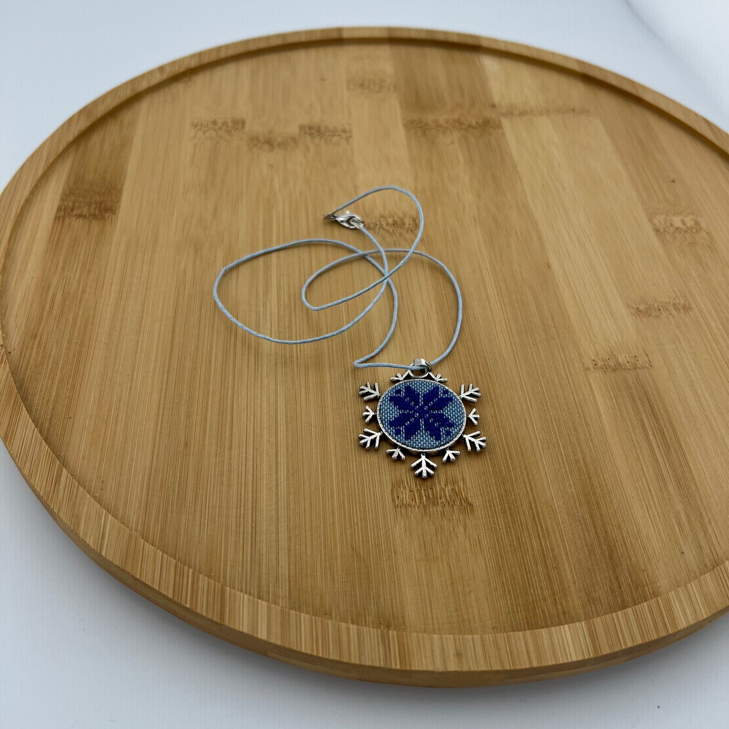 Кулон у формі сніжинки