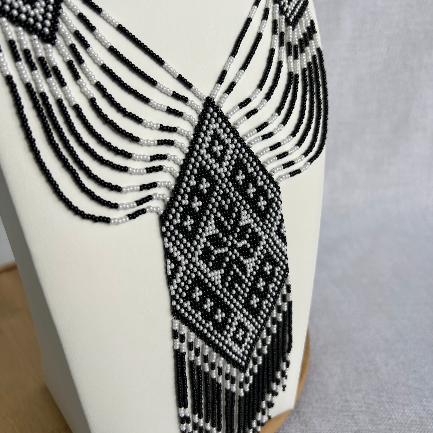 Wide Gerdan Necklace “White & Black”