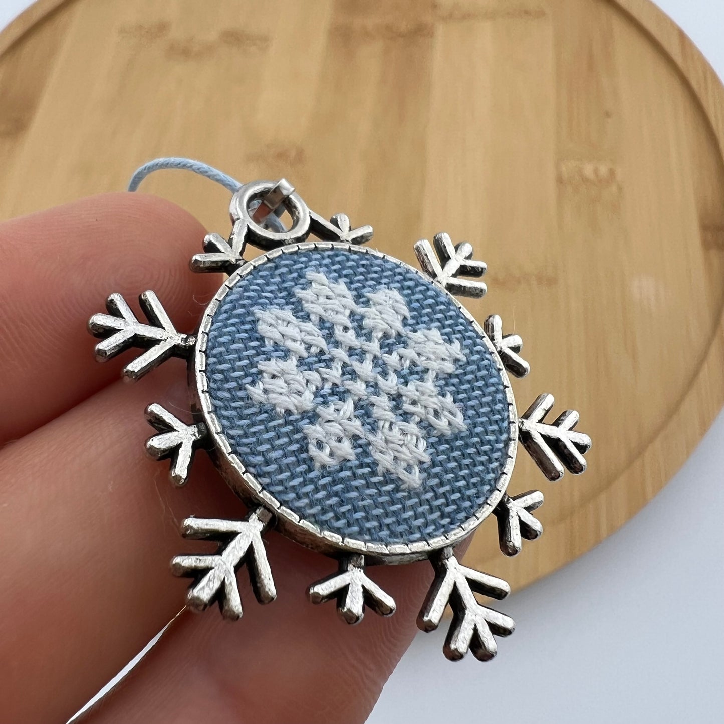 Кулон у формі сніжинки