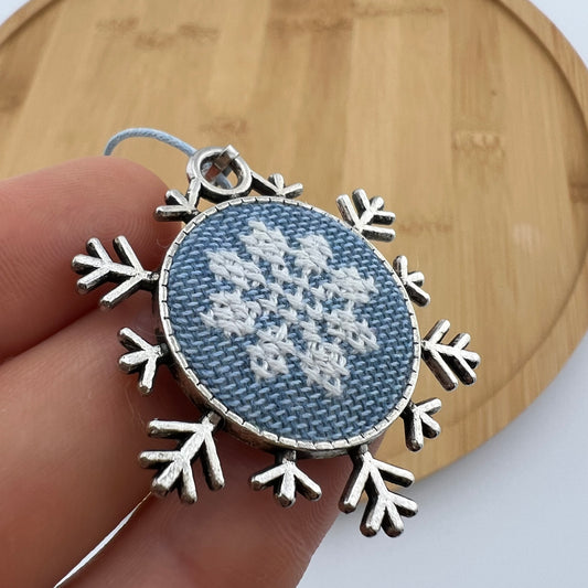 Кулон у формі сніжинки