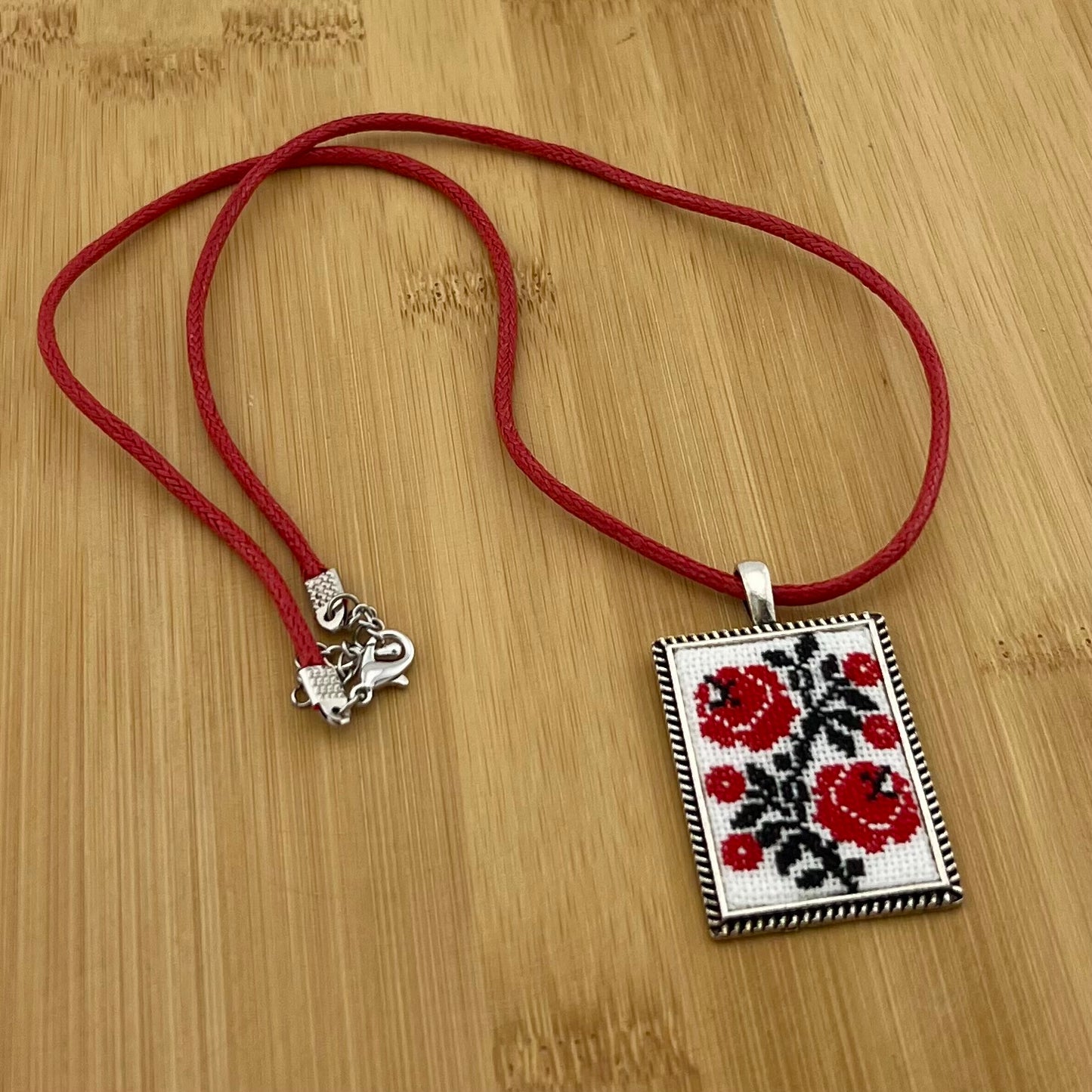 Вишитий кулон на шию