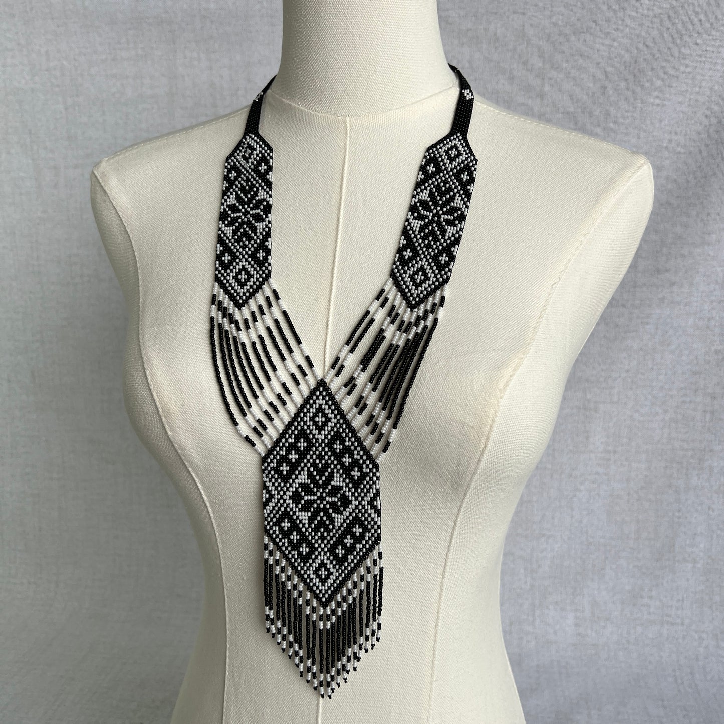 Wide Gerdan Necklace “White & Black”
