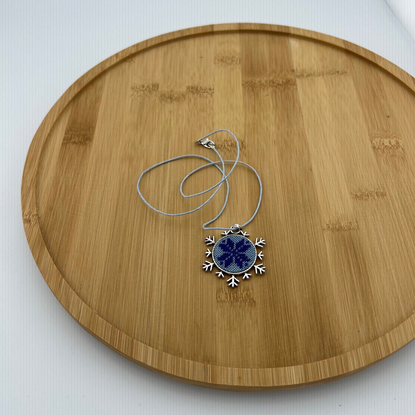 Кулон у формі сніжинки