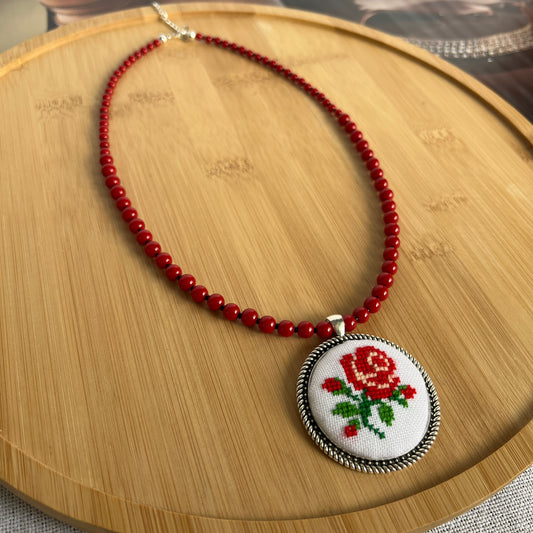 Кулон з мікровишивки