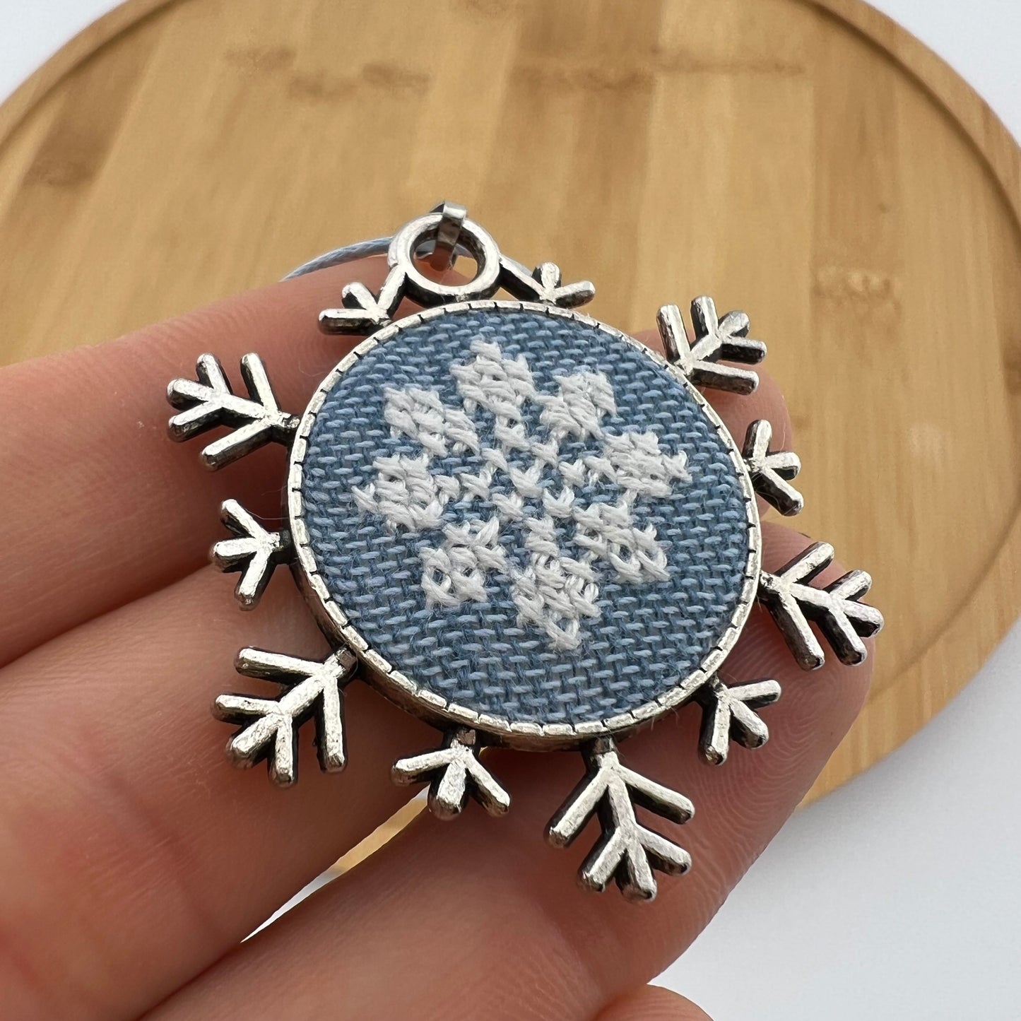 Кулон у формі сніжинки