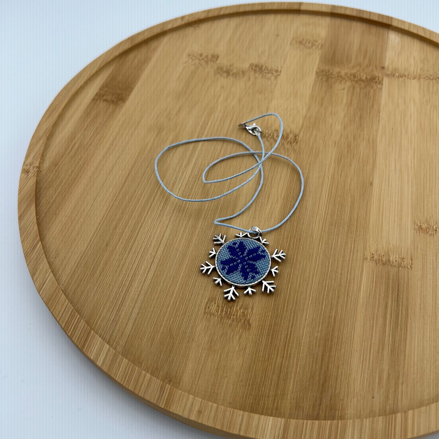 Кулон у формі сніжинки