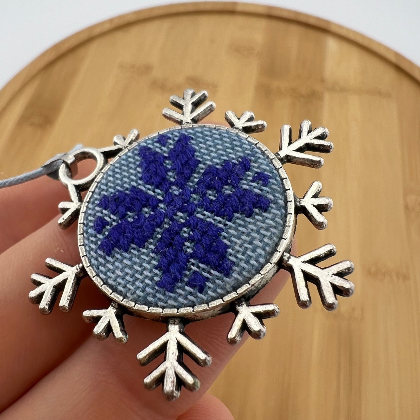 Кулон у формі сніжинки