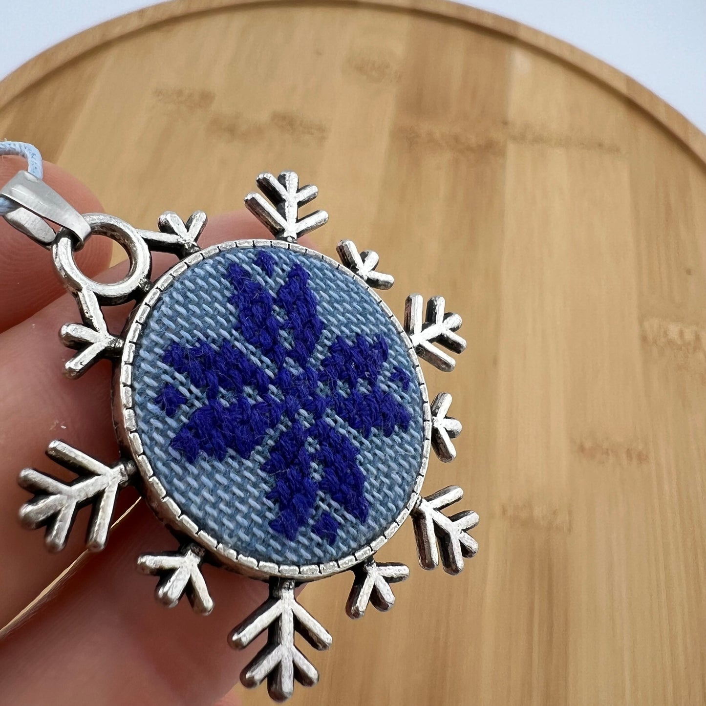 Кулон у формі сніжинки