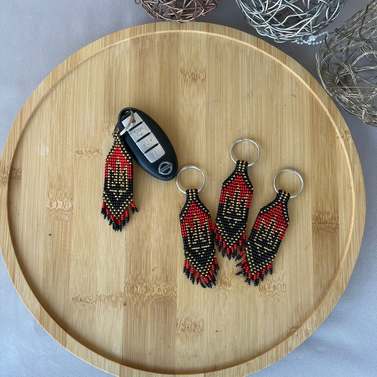 Брелок для Ключів з Бісеру Червоно Чорний