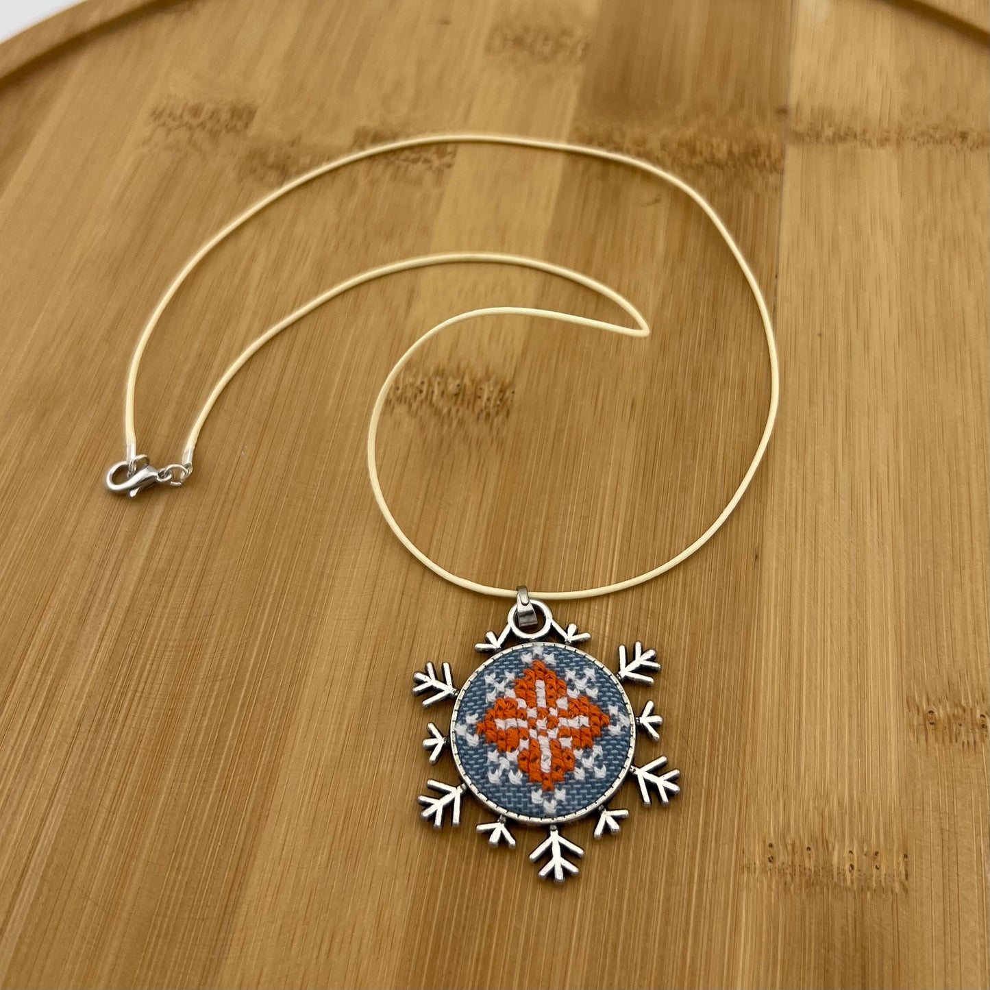 Вишитий кулон на шию