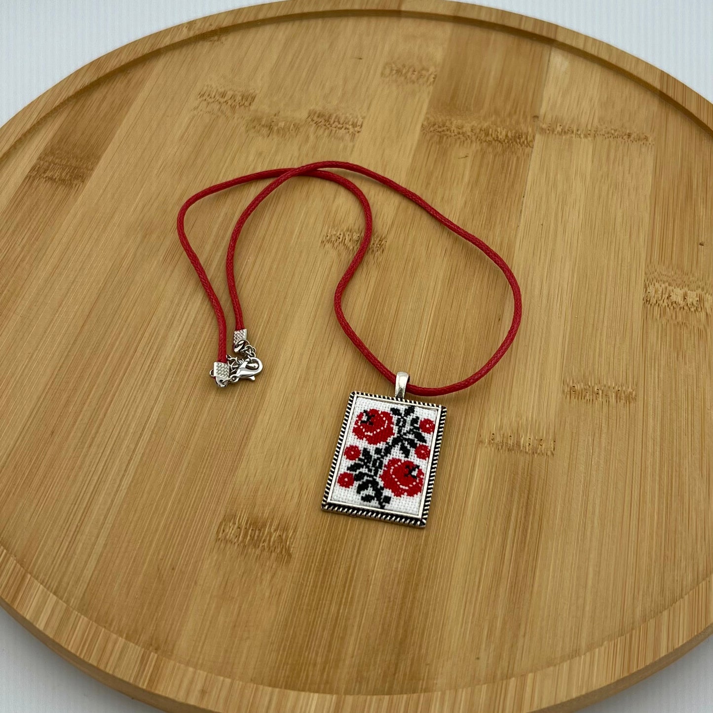 Вишитий кулон на шию