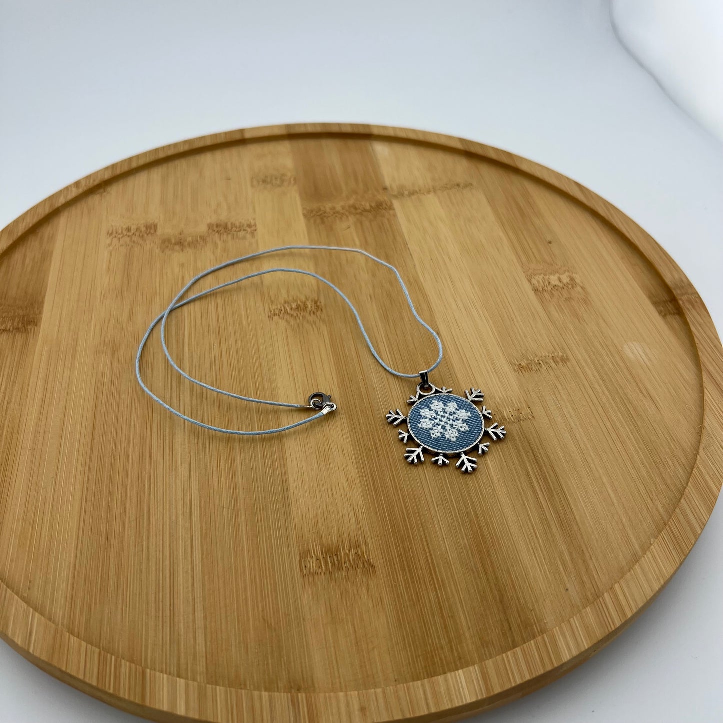 Кулон у формі сніжинки