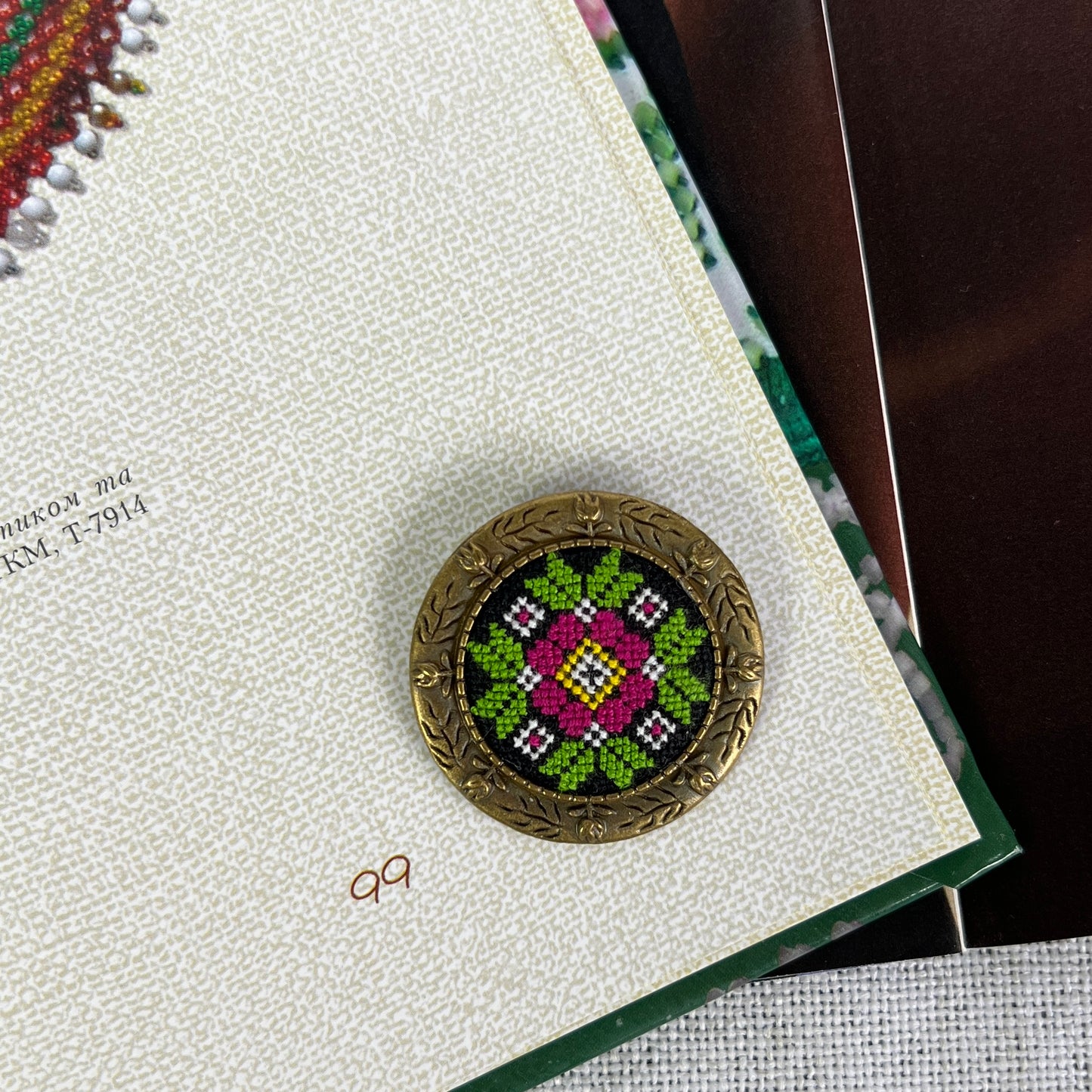 Micro-embroidery brooch