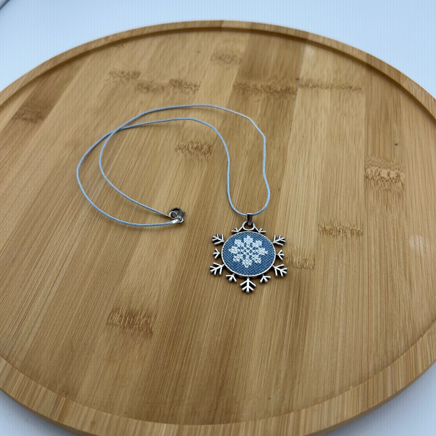 Кулон у формі сніжинки