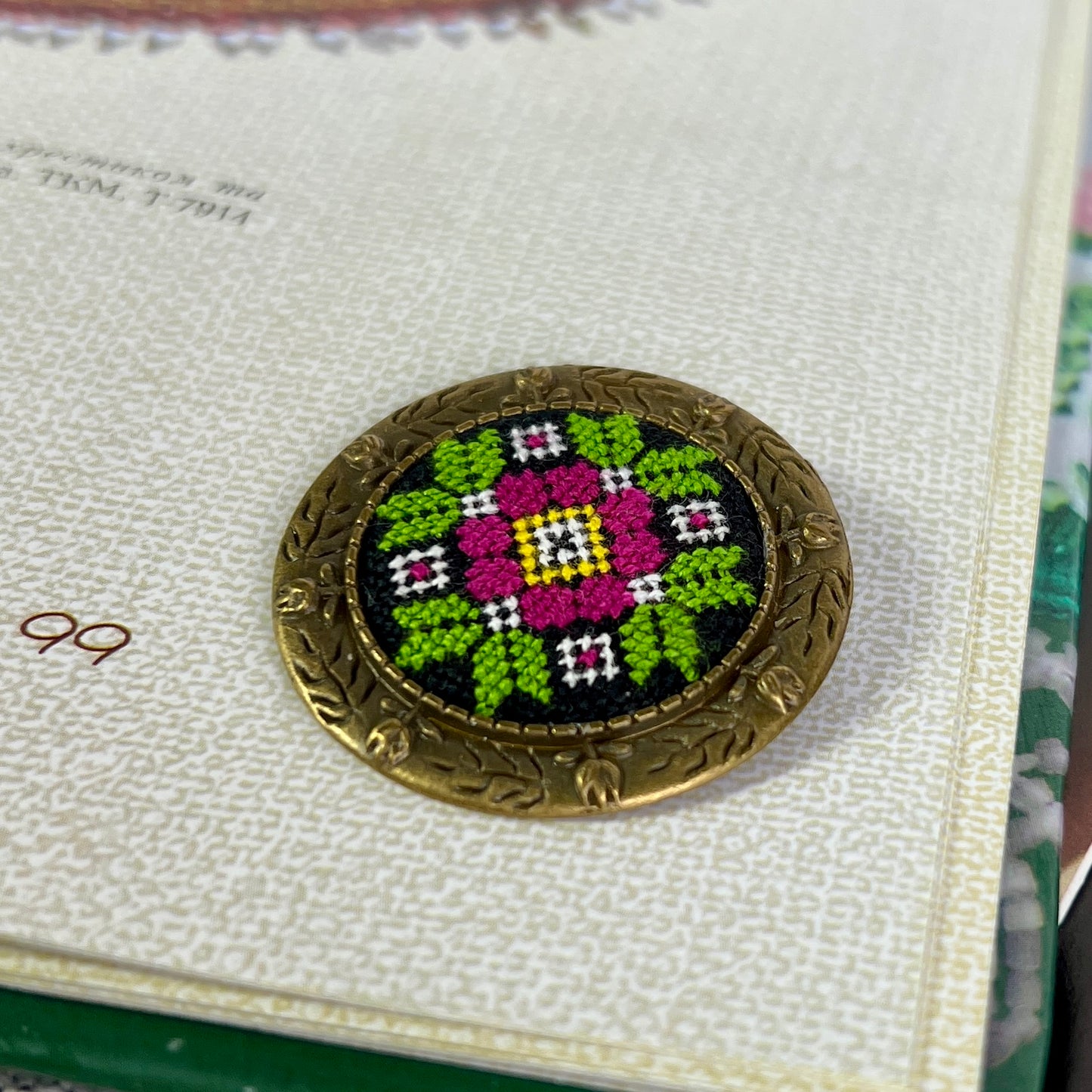 Micro-embroidery brooch