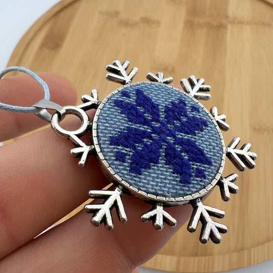 Кулон у формі сніжинки