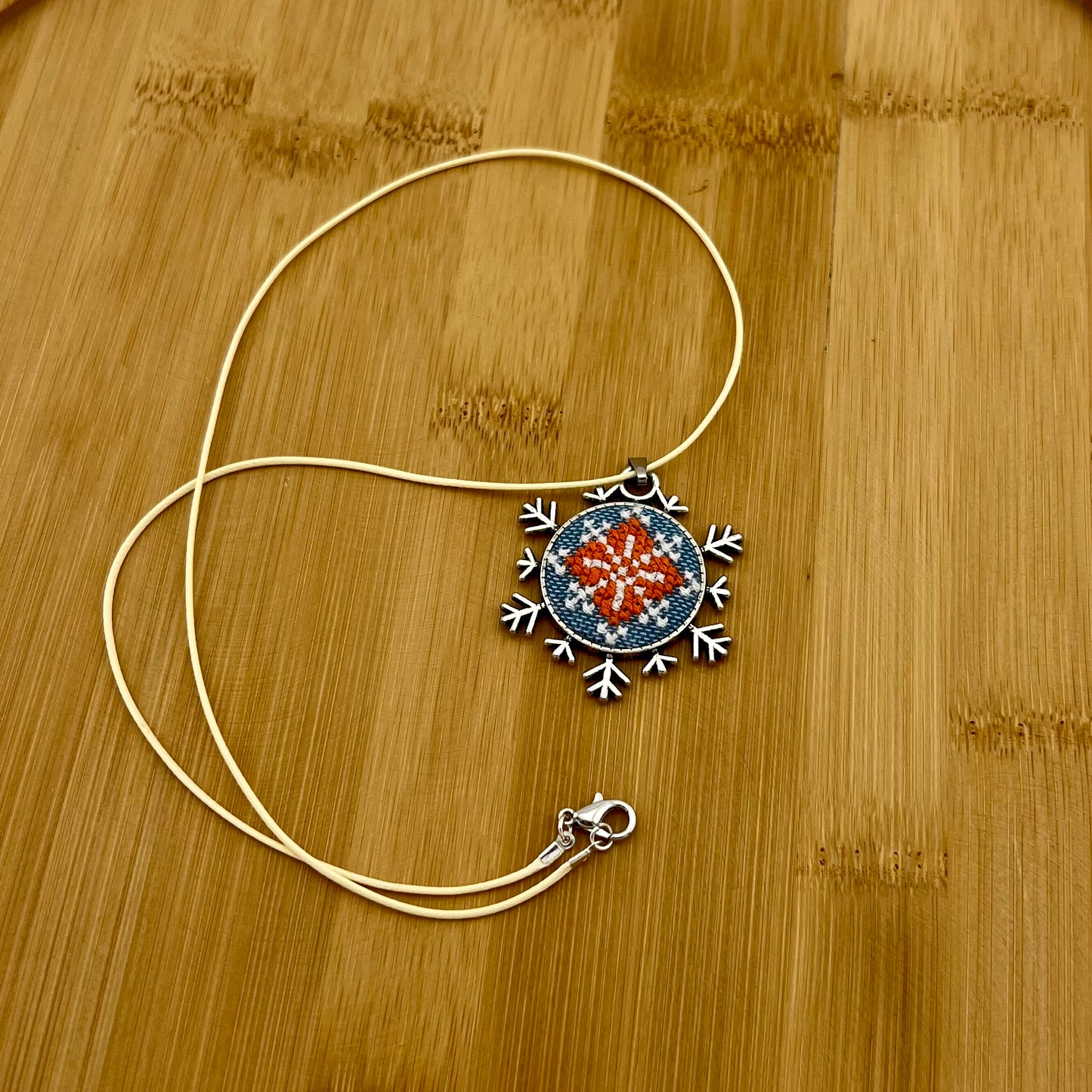 Вишитий кулон на шию