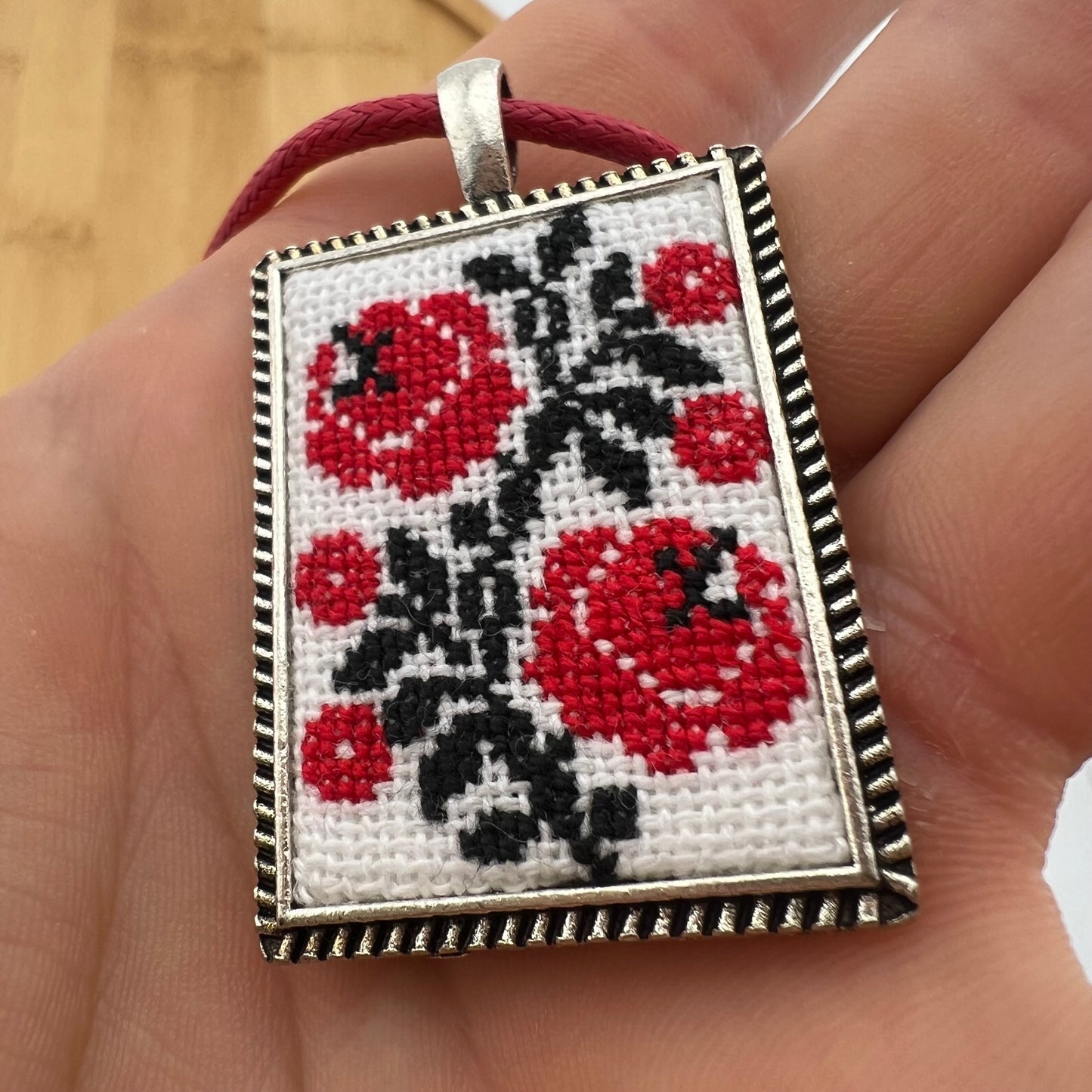 Вишитий кулон на шию