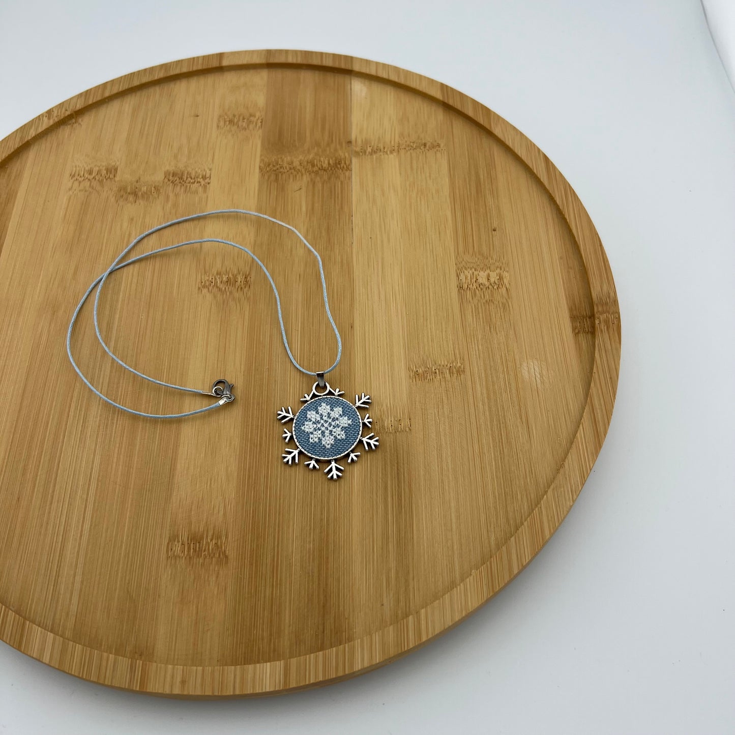 Кулон у формі сніжинки