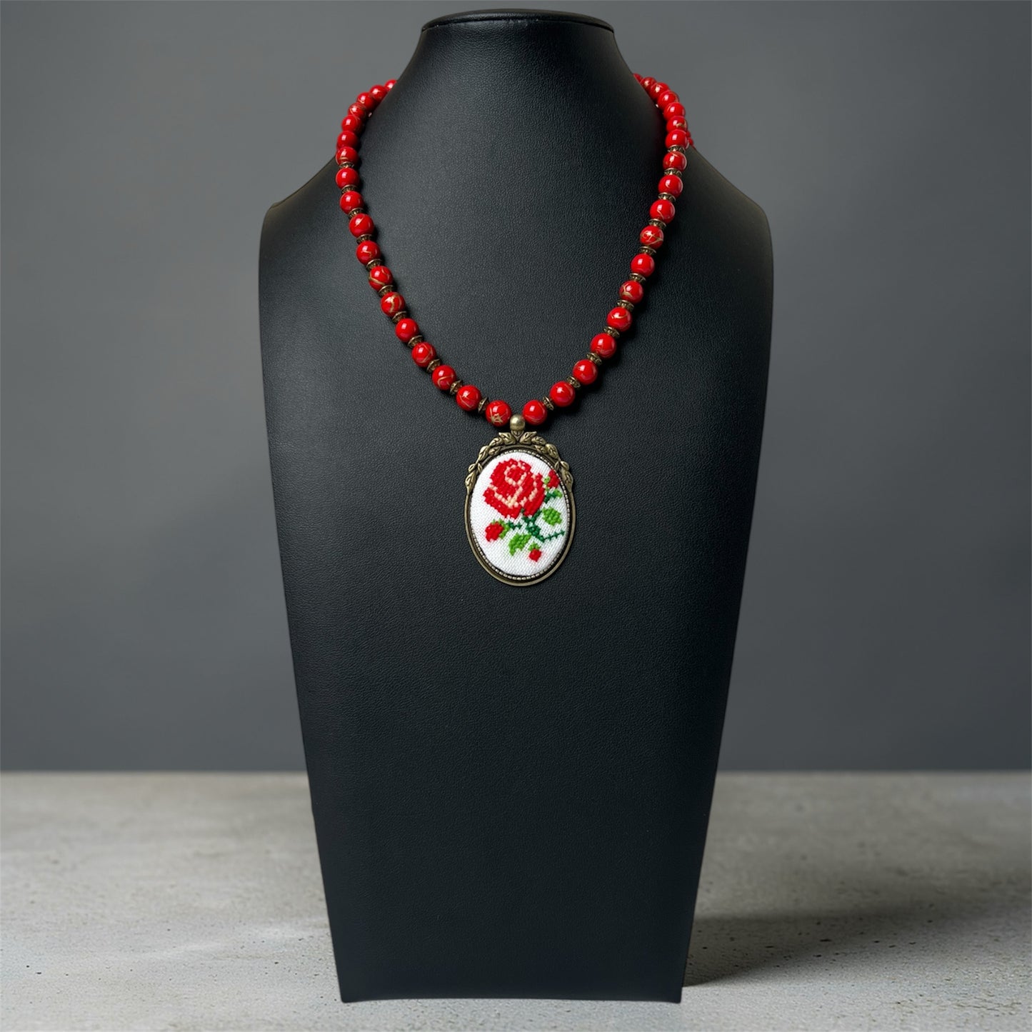 Кулон з мікровишивки