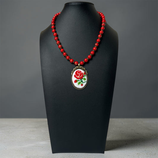 Кулон з мікровишивки